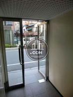 方側の扉は少し幅が狭くなっています