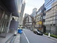 前面の道路は幅が広いです