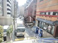 駅前から始まる階段通り