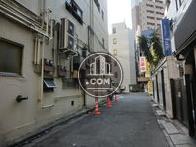 裏路地の人通り少なめの道路。