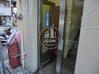 やや狭めの手動式ガラス扉。