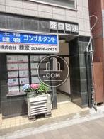 建物正面向って右側に入口があります