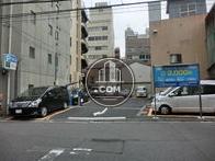 向いにコインパーキングがあります