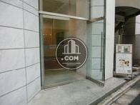 透明度の高いガラス戸が付いた玄関
