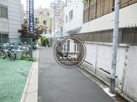 玄関前の通り