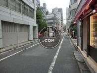 前面の通りはさほど交通量はありません