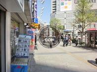 様々な店舗が立ち並ぶエリア