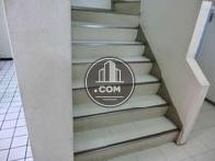 エレベーターの奥にあります