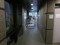 エレベーター前からのエントランス