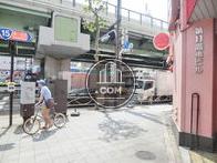玄関前の通り