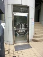 右側の階段がエレベーターのある入口です
