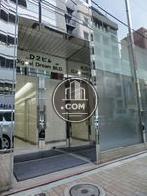 鏡のような建材を採用しています