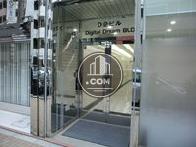 シルバーの建材がスタイリッシュなデザインです