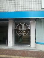 ガラス張りの玄関ドアです