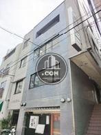 4連に配列された窓