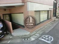 １階部分はほぼ目線の高さに窓が設置されています