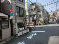 交差点の角の立地です