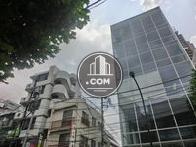 側面は路地と接しています