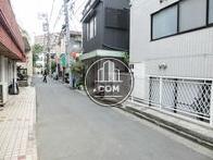 玄関前の通り