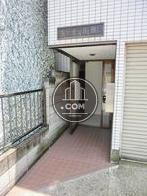 比較的コンパクトな玄関