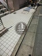 歩道との間に段差があります