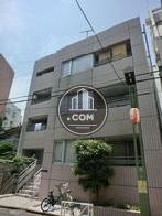 歩道沿いには植込みがあります