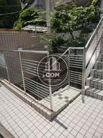 地下への階段も正面エントランスに設置