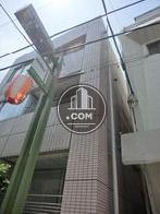 正面向って右側はビルと隣接しています