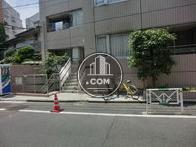 通りの反対側から撮影