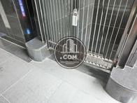 地下フロアへの階段です