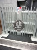 外階段前に扉があります