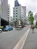 玄関出て左側に交差点があります