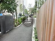 外階段出て表の通りを見た光景