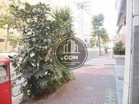 玄関前の綺麗に舗装された歩道