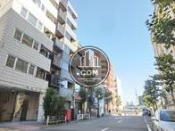 川沿いの通りへアクセスします