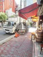 濃淡のある石材で組まれた歩道