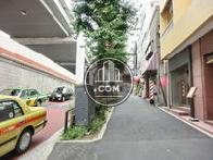 街路樹のある歩道