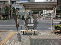 目の前のバス停です