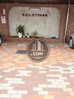 入口前の駐車場スペース