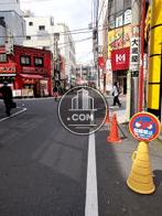 店舗が多く建ち並びます