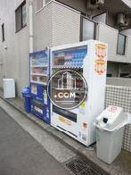 自動販売機がビル脇に設置されています