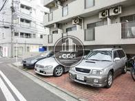ビル前に駐車場があります