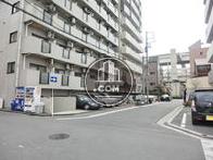 ビルの前面道路と交差点