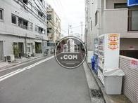 ビル側面の脇道