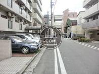 ビルの前面道路