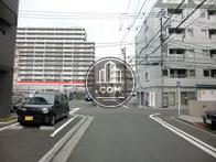 ビルの側面から交差点方向を撮影