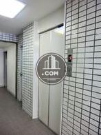 清潔感のあるエレベーター扉