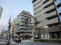 似た外観の建物が２棟並んでいます