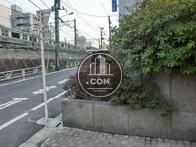 敷地内に植物がたくさん植えられています