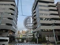 北側道路風景で、奥に明治通りがあります